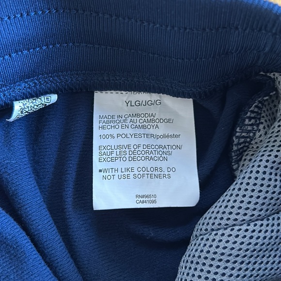 UNDER ARMOUR Youth Jogger. Excellent condition with zip pockets. - Picture 6 of 6